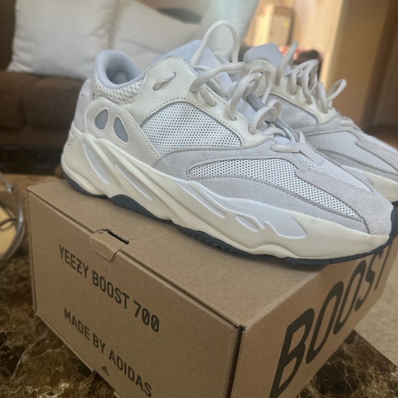 Only use once 9/10 condition comes with original box price negotiable - Picture 7 of 9